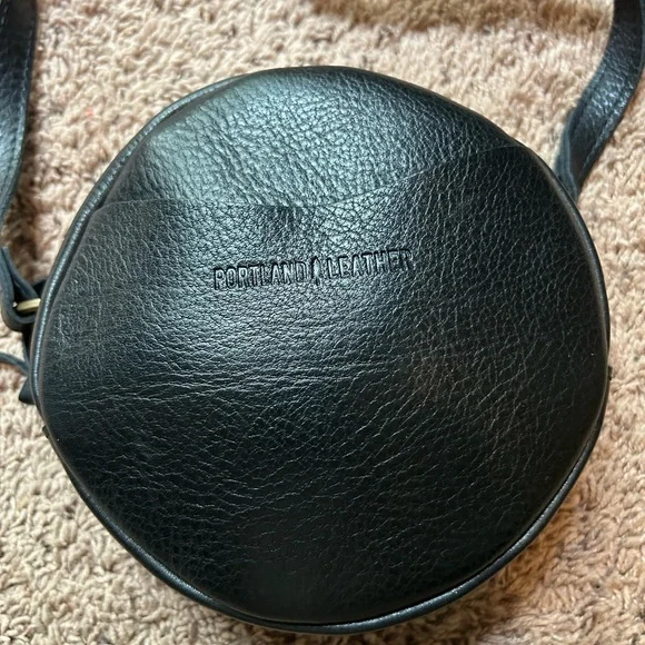 Portland Leather NWOT Small Circle Crossbody Purse Black Pebbled Leather - Picture 2 of 5